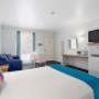 Guest room with queen bed(s)