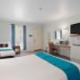 Guest room with queen bed(s)