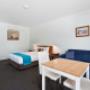 Guest room with queen bed(s)
