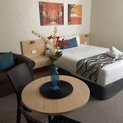 Country Gardens Motel (Free Light Breakfast)