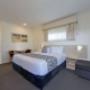 Guest room with whirlpool bathtub