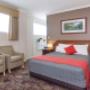 Guest room with whirlpool bathtub