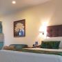 Guest room with queen bed(s)