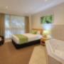Guest room with queen bed(s)