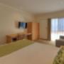 Guest room with queen bed(s)