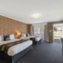 Guest room with queen bed(s)