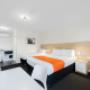 Guest room with queen bed(s)