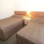 Guest room with twin beds