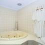 Guest room with whirlpool bathtub