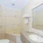 Guest room with whirlpool