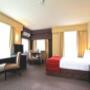 Guest room with queen bed
