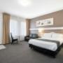 Guest room with queen bed(s)