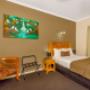 Guest room with queen bed(s)