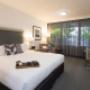 The H Queen offers a spacious retreat for up to two adults; it includes a queen size bed with a pillow top mattress and crisp linens, as well as views of the ocean, the hotel garden or the Darwin cityscape.