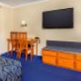 Guest room with queen bed(s)