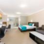 Guest room with whirlpool bathtub