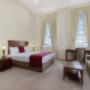 Guest room with sitting area