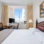 Guest room with queen bed(s)