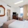 Guest room with double bed(s)