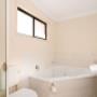 Guest room with whirlpool bathtub
