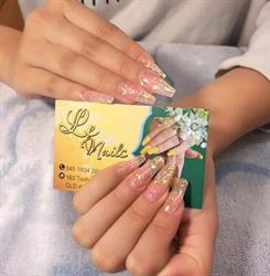 Le nails and eyelash extensions