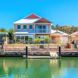 WATERLILY HOUSE - Luxury, Jetty, Family Friendly, Sleeps 14